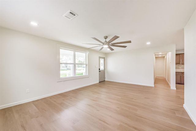 320 S Jamison Street, La Porte, TX 77571