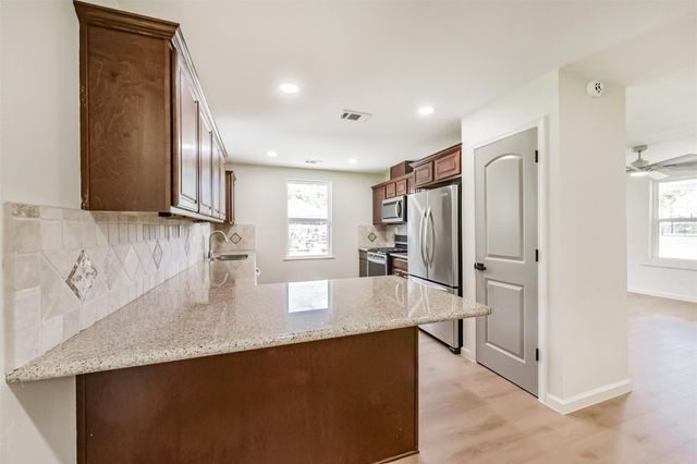 320 S Jamison Street, La Porte, TX 77571