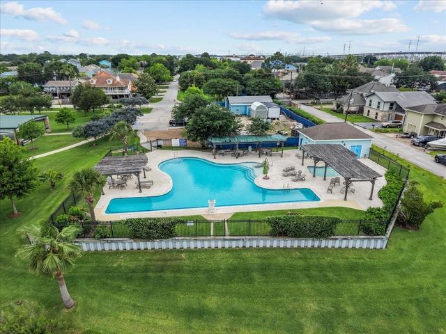 88 Bayou Lane, Kemah, TX 77565