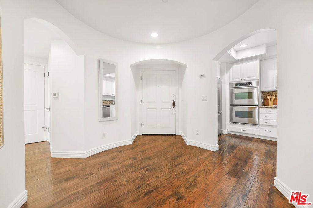 1135 Rexford Drive 302, Los Angeles, CA 90035 — photo 2