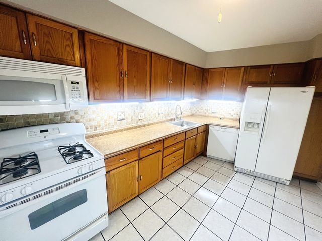8152 Elmwood Avenue G4, Skokie, IL 60077