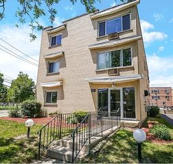 8152 Elmwood Avenue G4, Skokie, IL 60077