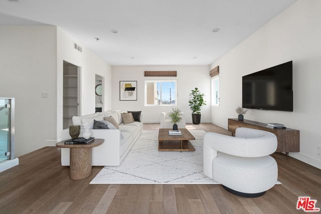 1745 S Barrington Avenue, Los Angeles, CA 90025