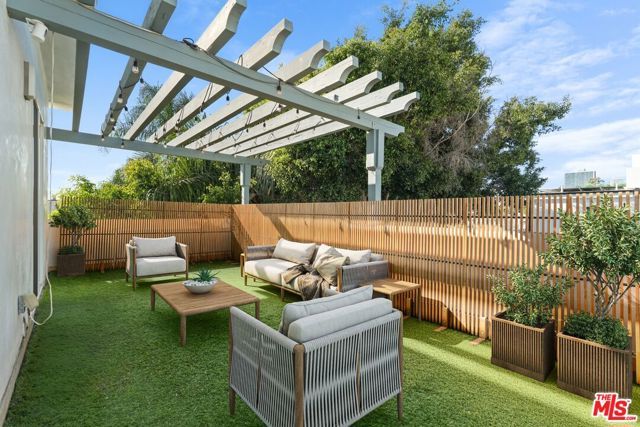 1745 S Barrington Avenue, Los Angeles, CA 90025