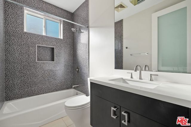 1745 S Barrington Avenue, Los Angeles, CA 90025