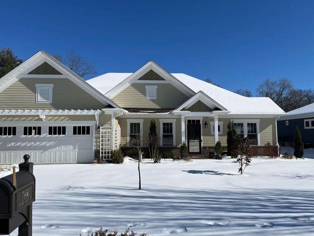 1942 Maple Leaf DR, Roanoke, VA 24018