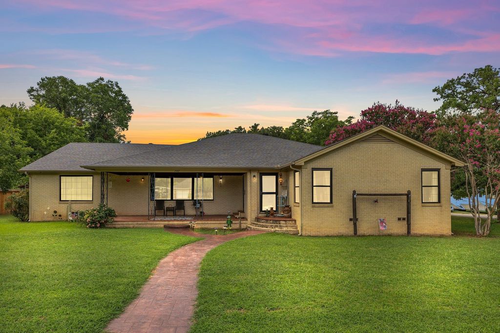 2007 Cates Street, Bridgeport, TX 76426