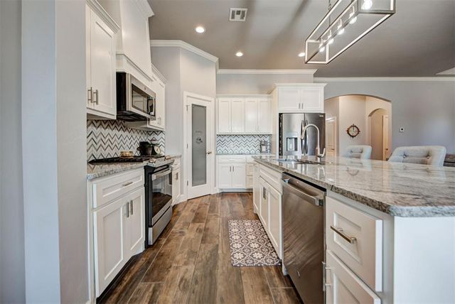 10624 Two Lakes Drive, Yukon, OK 73099