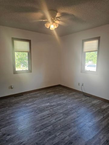 2306 W Auburn Street, Bolivar, MO 65613