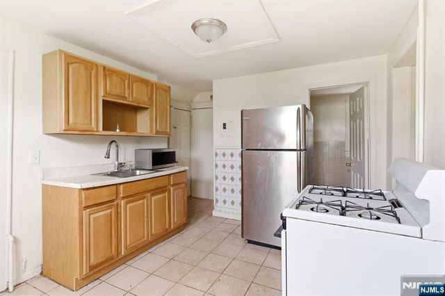 11 Sunset Avenue, Newark, NJ 07106
