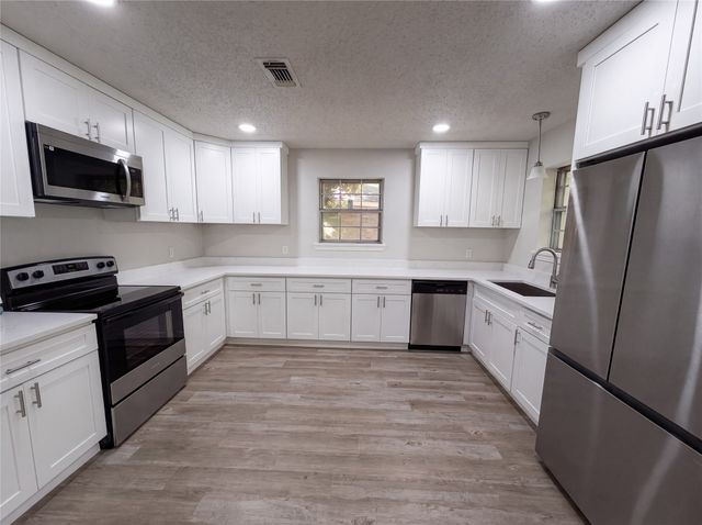 304 Brook Hollow Drive, Desoto, TX 75115