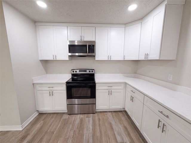 304 Brook Hollow Drive, Desoto, TX 75115