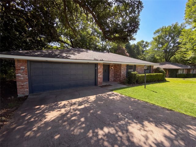 304 Brook Hollow Drive, Desoto, TX 75115