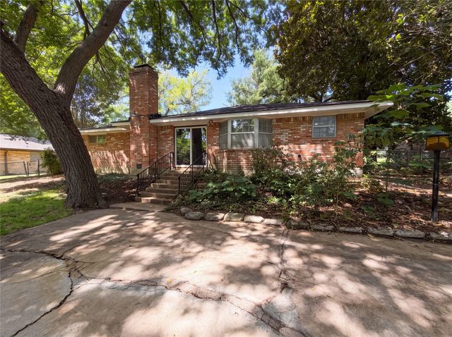 304 Brook Hollow Drive, Desoto, TX 75115