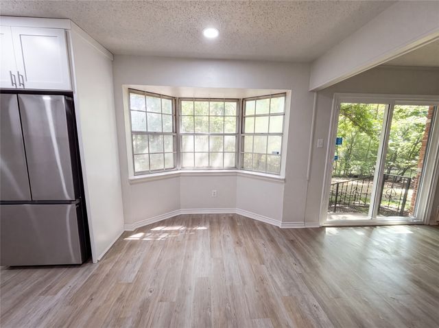 304 Brook Hollow Drive, Desoto, TX 75115