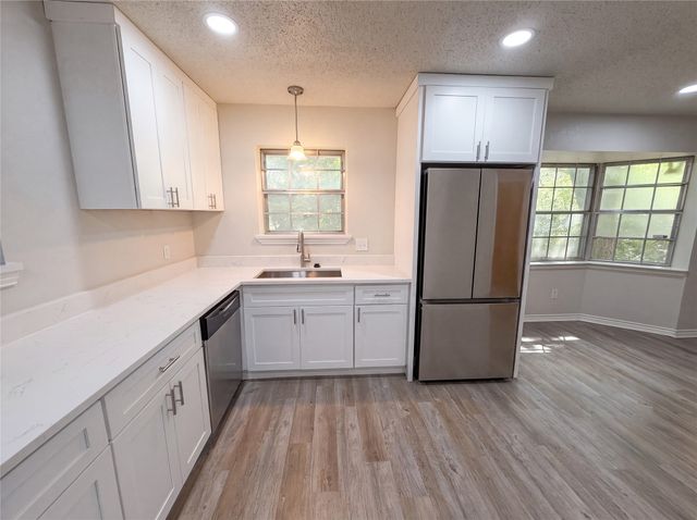 304 Brook Hollow Drive, Desoto, TX 75115