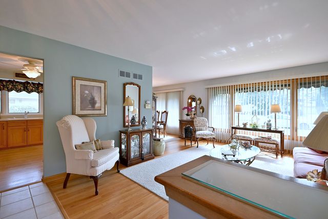 1031 S Belmont Avenue, Arlington Heights, IL 60005