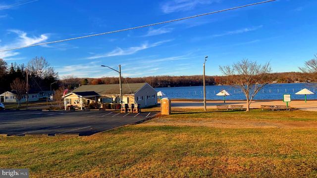 1659 S LAKESHORE DR, Louisa, VA 23093