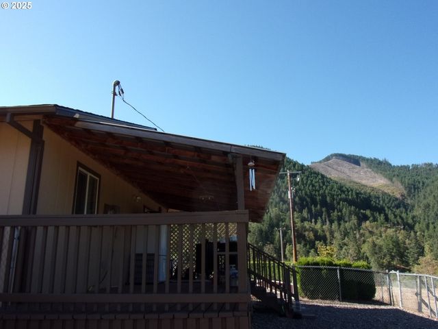 375 JORDAN CREEK Rd, Riddle, OR 97469