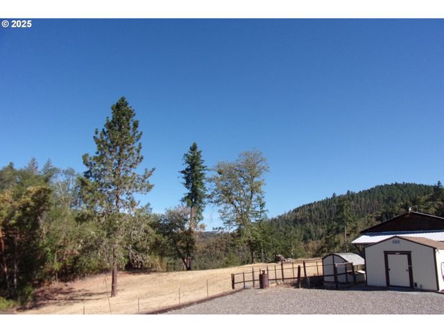 375 JORDAN CREEK Rd, Riddle, OR 97469