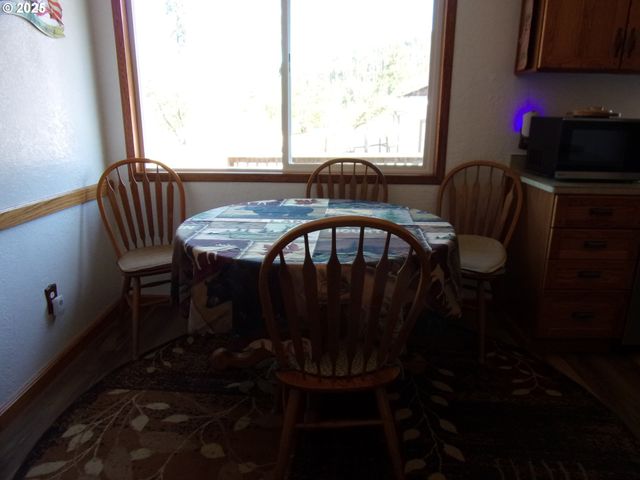 375 JORDAN CREEK Rd, Riddle, OR 97469