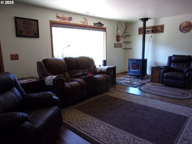 375 JORDAN CREEK Rd, Riddle, OR 97469