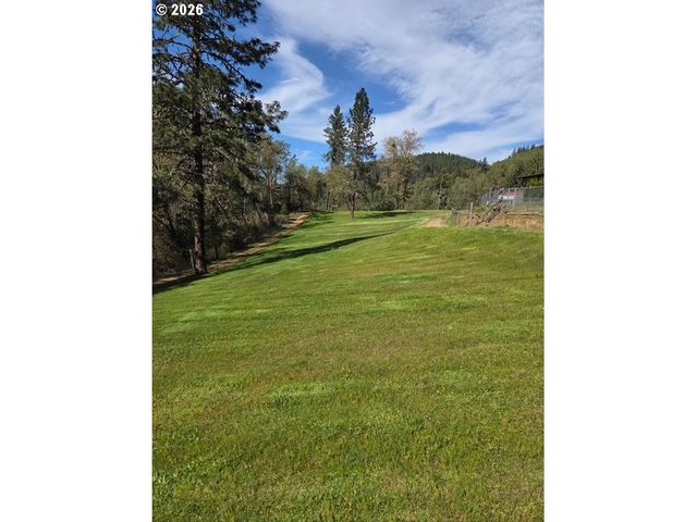 375 JORDAN CREEK Rd, Riddle, OR 97469