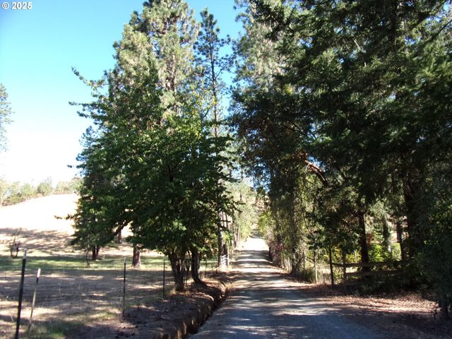 375 JORDAN CREEK Rd, Riddle, OR 97469