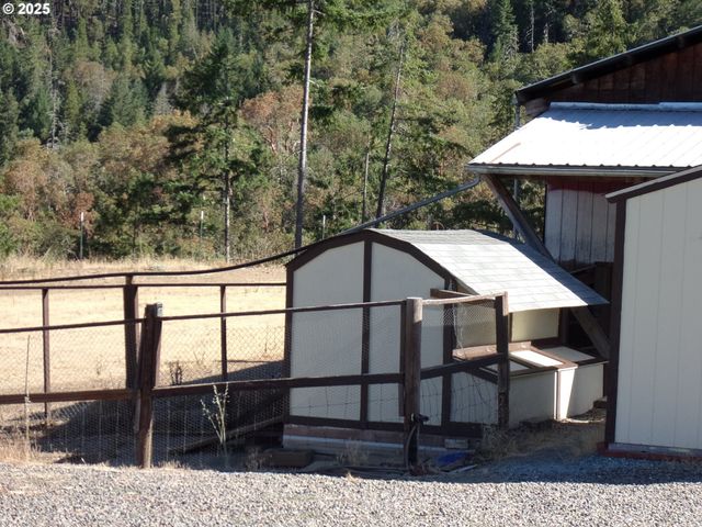 375 JORDAN CREEK Rd, Riddle, OR 97469