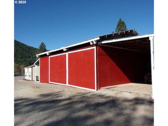 375 JORDAN CREEK Rd, Riddle, OR 97469