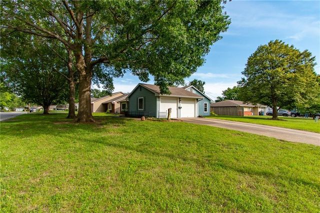 2475 Brookside Drive, Lawrence, KS 66047