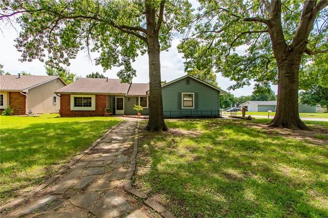 2475 Brookside Drive, Lawrence, KS 66047