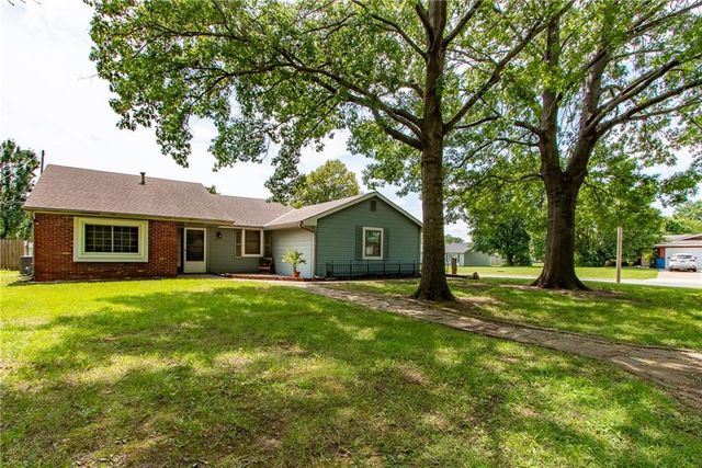 2475 Brookside Drive, Lawrence, KS 66047