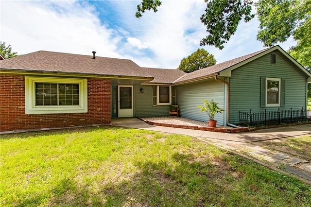 2475 Brookside Drive, Lawrence, KS 66047
