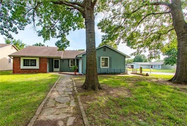 2475 Brookside Drive, Lawrence, KS 66047