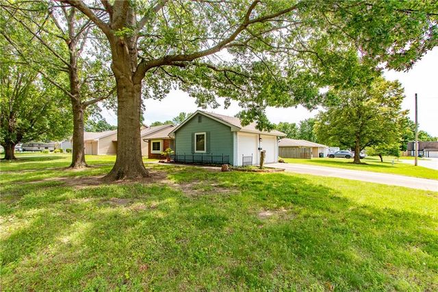 2475 Brookside Drive, Lawrence, KS 66047