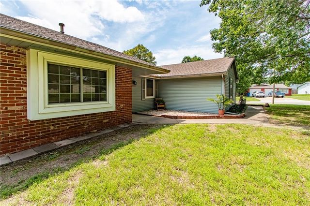 2475 Brookside Drive, Lawrence, KS 66047