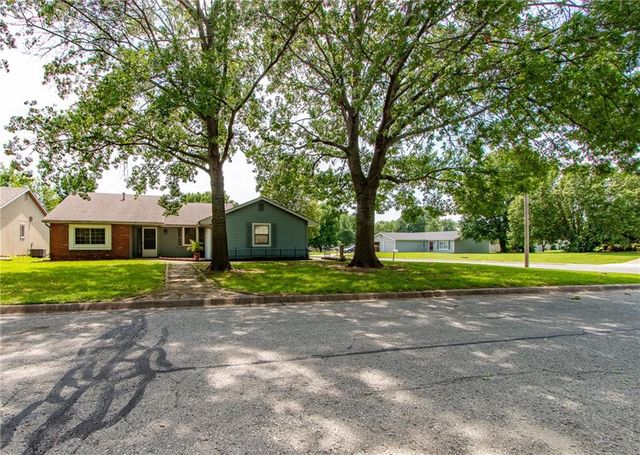 2475 Brookside Drive, Lawrence, KS 66047