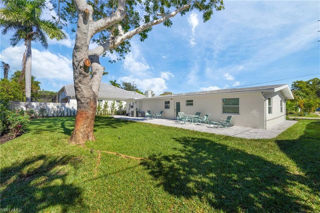 2855 10th ST N, Naples, FL 34103