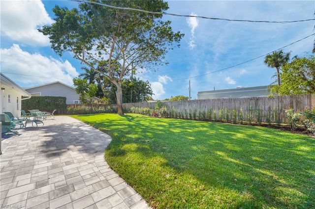 2855 10th ST N, Naples, FL 34103