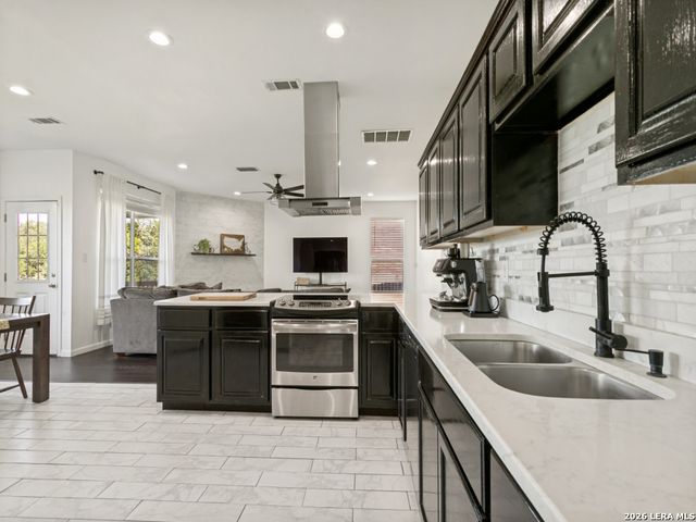 2402 Encino Cedros, San Antonio, TX 78259