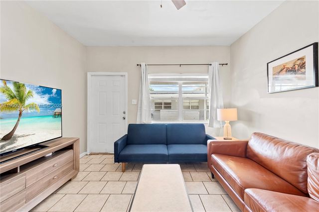 1127 NE 5th Ave 4, Fort Lauderdale, FL 33304