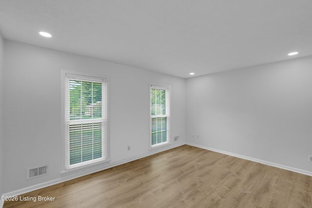 8605 Amerivan Dr, Louisville, KY 40299
