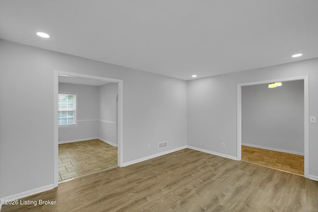 8605 Amerivan Dr, Louisville, KY 40299