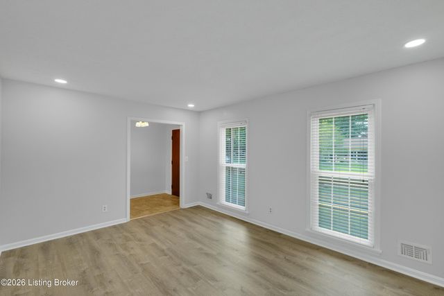 8605 Amerivan Dr, Louisville, KY 40299