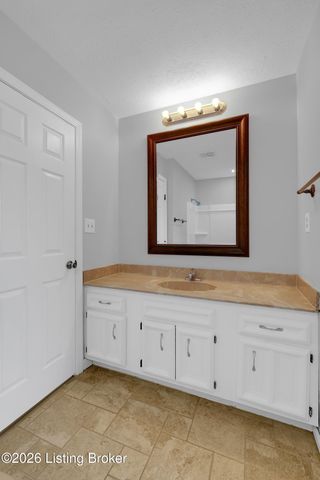 8605 Amerivan Dr, Louisville, KY 40299