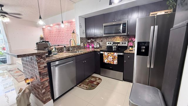 5077 NW 7th Street 914, Miami, FL 33126