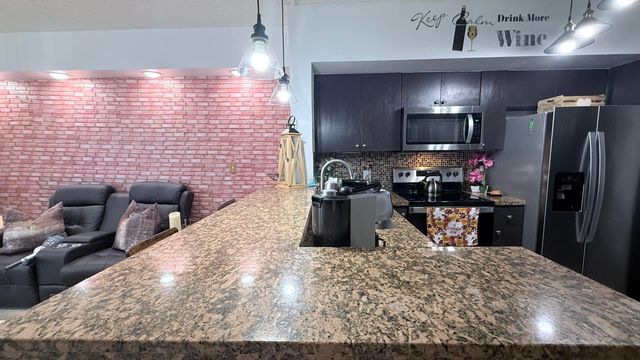 5077 NW 7th Street 914, Miami, FL 33126