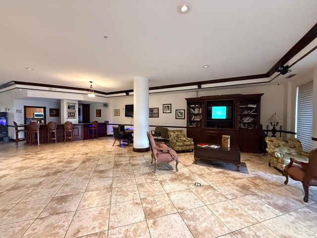 5077 NW 7th Street 914, Miami, FL 33126