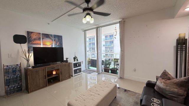 5077 NW 7th Street 914, Miami, FL 33126